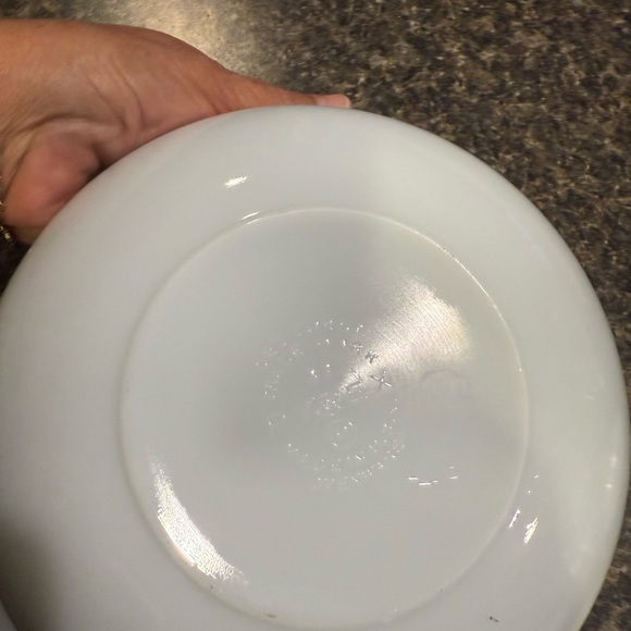 Pyrex Vintage Milk Glass 1.5 Qt Casserole Dish - Picture 3 of 3